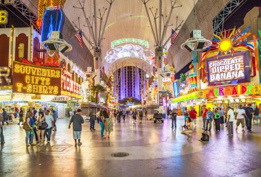 İnsanlar Las Vegas 'taki Fremont Caddesini ziyaret ediyor