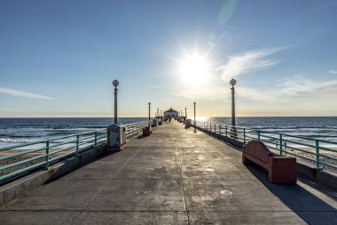 gün batımında Los Angeles yakınlarındaki Manhattan Beach'te doğal iskele