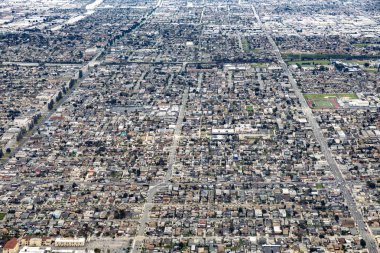 Los Angeles 'a doğru hava manzaralı. Evleri ve sokakları dikdörtgenli.
