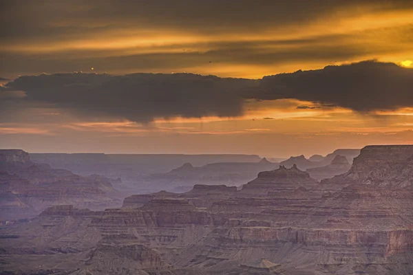 Zonsondergang uitzicht vanaf uitkijkpunt van de woestijn naar de Grand canyon — Stockfoto
