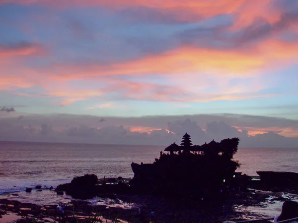 Solnedgång vid berömda templet Tanah Lot — Stockfoto