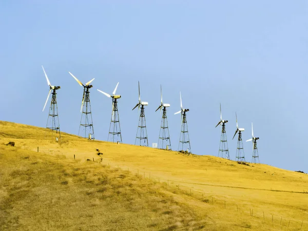Generadores eólicos en las colinas de San Francisco — Foto de Stock