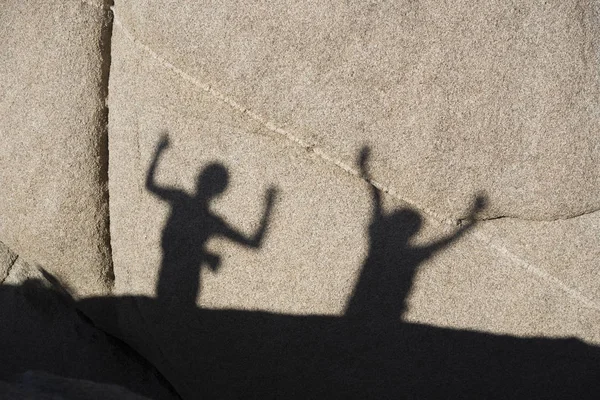 Children playing with shadow at a rock in Joshua tree national p — ストック写真