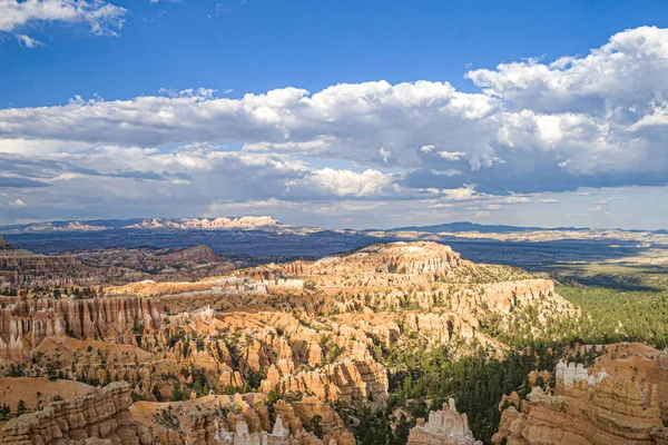 Natursköna Bryce kanjon med dramatisk himmel — Stockfoto