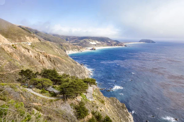 Ufukta Point Sur Light ile büyük bir surun kıyısında