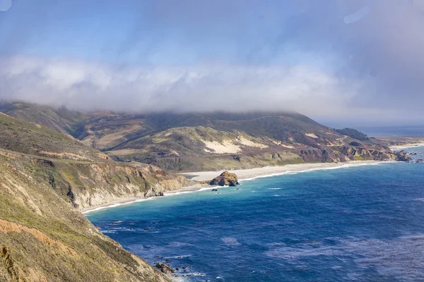 Costa em grande sul com Point Sur Luz no horizonte — Fotografia de Stock