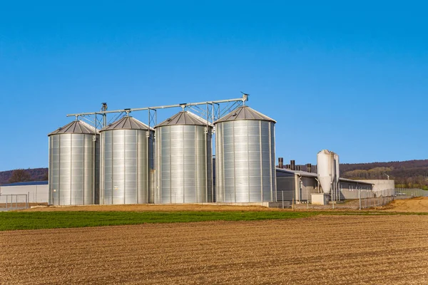 Silo in un bellissimo paesaggio al sole — Foto Stock