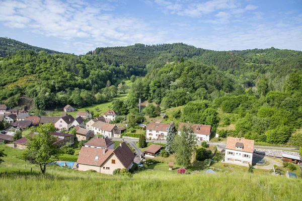 Живописный вид на маленькую деревню Ромбах-ле-Франс — стоковое фото