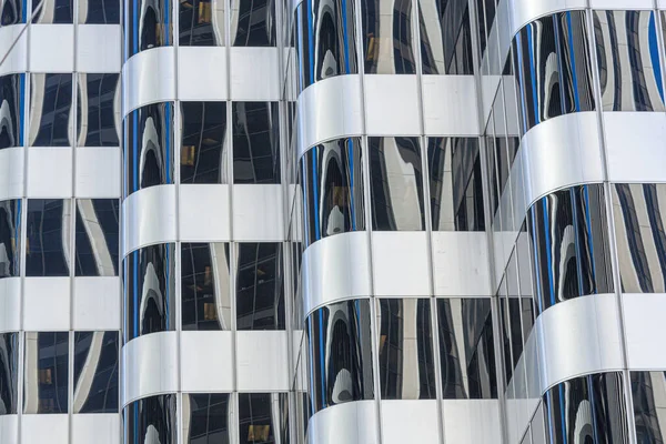 Fassade Eines Futuristischen Wolkenkratzers Mit Glasfenstern Runden Weichen Formen Als — Stockfoto