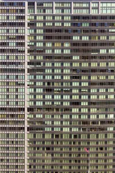 Fassade Eines Futuristischen Wolkenkratzers Mit Glasfenstern Rechteckigen Formen Als Harmonischer — Stockfoto