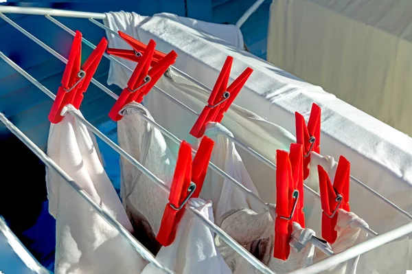 Cheville Rouge Corde Linge Avec Des Vêtements Blancs Comme Symbole — Photo