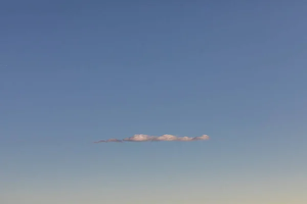 Blauwe Lucht Met Singe Zachte Wolk Geïsoleerd Blauw — Stockfoto