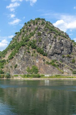 Lorelei (Loreley), Almanya 'da Sankt Goarshausen' de Ren Nehri kıyısında yer alan dik bir kayadır..