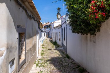 Loule, Algarve, Portekiz 'de eski geleneksel evleri olan küçük bir yol.