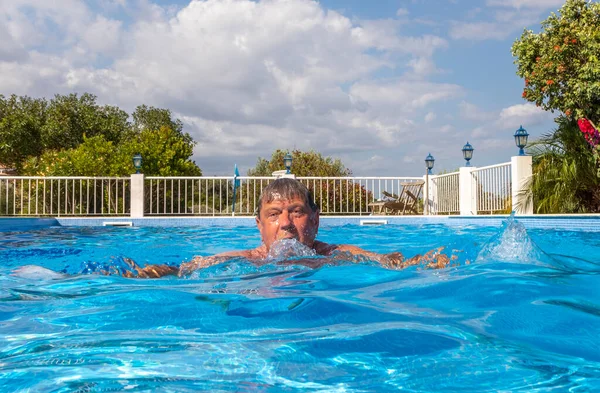 Attractive Man Enjoys Swimming Outdoor Pool Blue Sky — Stock Photo, Image