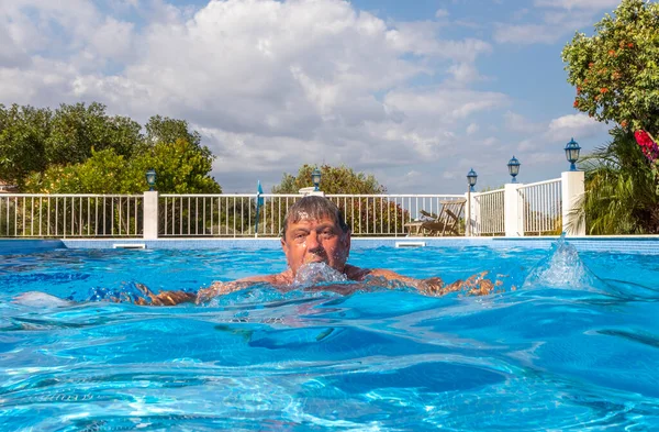 Attrayant Homme Aime Nager Dans Piscine Extérieure Sous Ciel Bleu — Photo