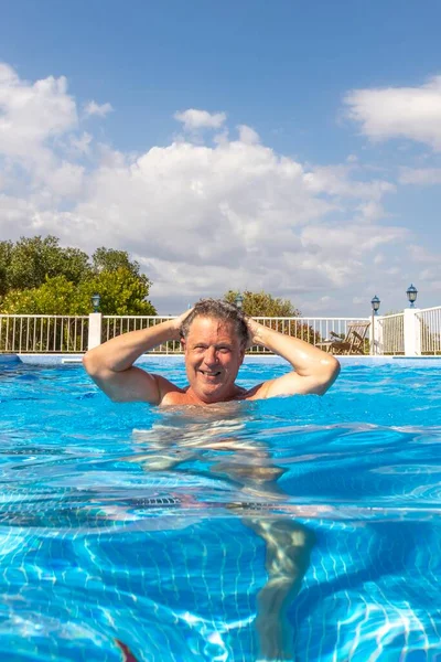 Attrayant Homme Aime Nager Dans Piscine Extérieure Sous Ciel Bleu — Photo