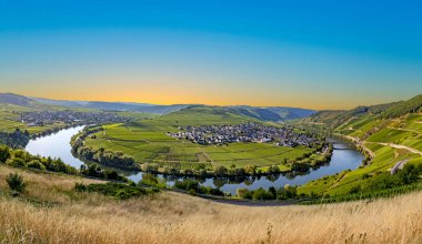 Manzaralı Moselle nehir döngüsü Leiwen, Trittenheim, Almanya