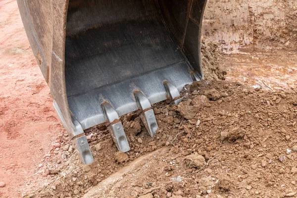 建設現場でのラム付き掘削機のバケツの詳細 — ストック写真