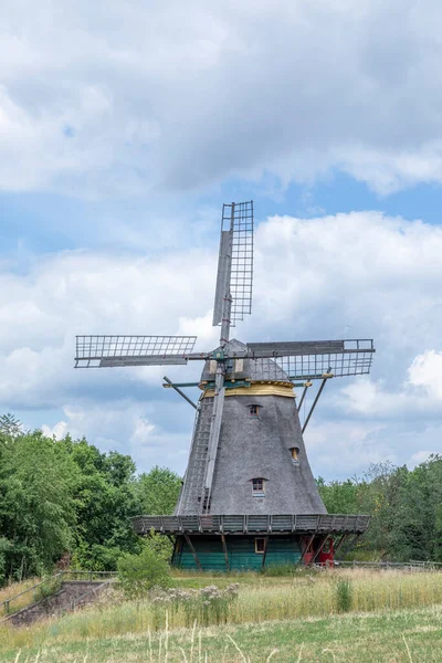 ドイツの田園風景の風車 青と曇りの空 — ストック写真