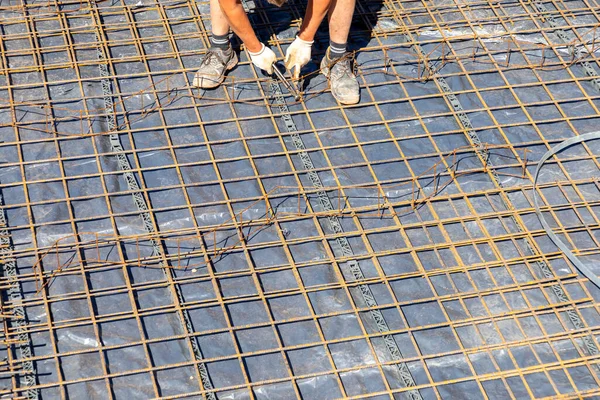 Ruce Člověka Pracujícího Železné Tyči Pro Betonový Základ — Stock fotografie