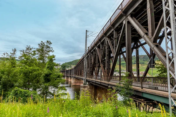 古い鉄橋はモゼル川にまたがり 橋はキャノン橋と呼ばれ 列車や車のための17世紀以来 Zellを提供しています — ストック写真