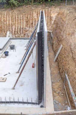 Beyaz mahzen inşaatı denen su geçirmez betonu olan bir inşaat alanının mahzeninde.
