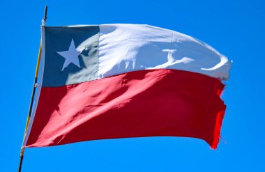 Şili bayrağı açık mavi gökyüzü altında