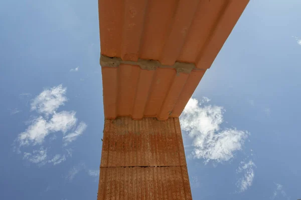 Derrubada Com Blocos Construção Vermelhos Sob Céu Azul Claro Com — Fotografia de Stock