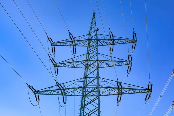 Strommasten Unter Blauem Himmel Zum Transport Von Elektrizität — Stockfoto