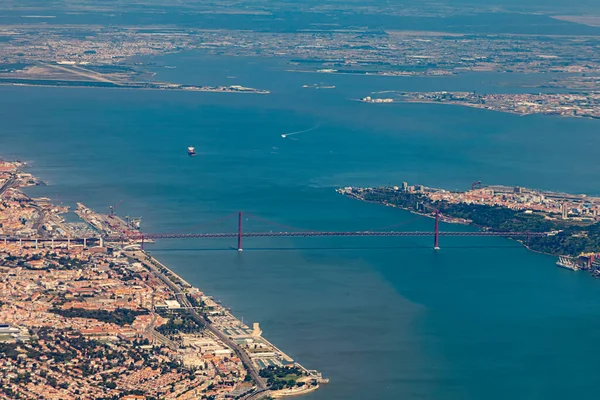 Widok Panoramę Lizbony Słynnym Nowoczesnym Wiszącym Mostem Ponte Abril Most — Zdjęcie stockowe