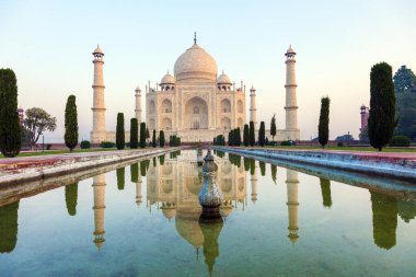 Hindistan 'da güneş doğarken suda yansıyan Taj Mahal manzarası.