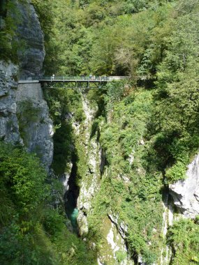 Slovenya 'daki ünlü Tolmin Kanyonu' nu kapsayan küçük köprü