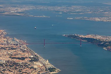 Lizbon ufuk çizgisine ünlü modern asma köprüsü Ponte 25 de Abril (25 Nisan köprüsü)