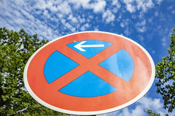 Geen Stopbord Onder Helderblauwe Hemel — Stockfoto