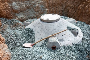 Çakıl ile doldurulmuş çimentodan yapılmış sarnıç ile inşaat alanı