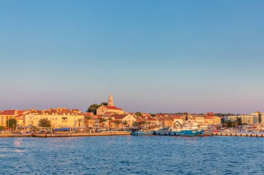 Hırvatistan 'daki biyograd na Moru' ya gün batımında manzaranın ufuk çizgisi olacak
