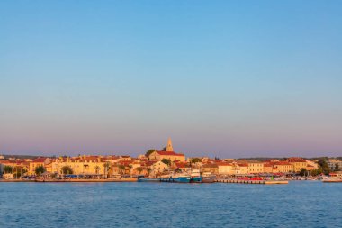 Hırvatistan 'daki biyograd na Moru' ya gün batımında manzaranın ufuk çizgisi olacak