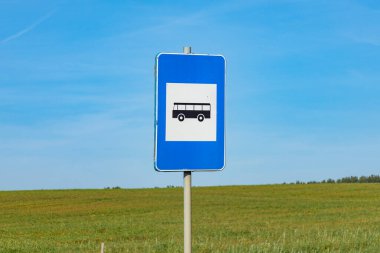 Portekiz 'in kırsal Algarve bölgesinde otobüs durağı tabelası