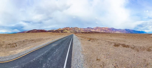 死の谷の砂漠を空の道で旅し — ストック写真