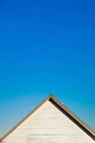 Obecný Štítek Rodinného Domu Modrou Oblohou — Stock fotografie