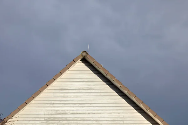 Generieke Gevel Van Een Familiehuis Met Donkere Wolken — Stockfoto