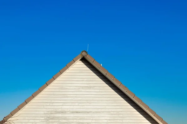 Allgemeiner Giebel Eines Einfamilienhauses Mit Blauem Himmel — Stockfoto