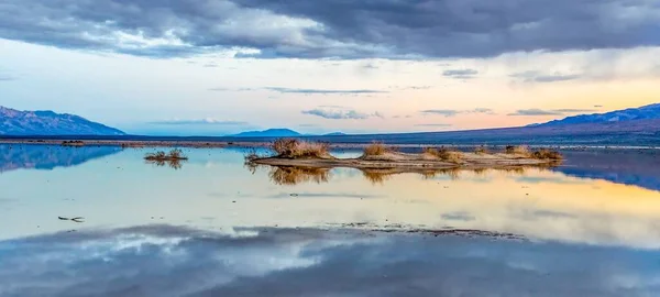 Γραφική Λίμνη Κοντά Στην Κοιλάδα Του Θανάτου Σκοτεινά Σύννεφα Στο — Φωτογραφία Αρχείου