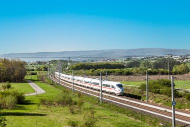 Manzarada son sürat giden yüksek hızlı tren