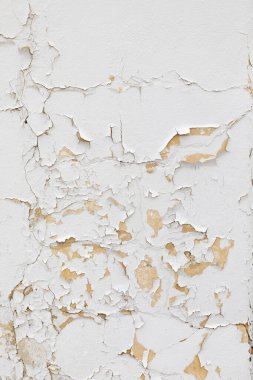 Beyaz eski bir duvar soyuluyor ve zaman geçirmek için harmonik bir sembol veriyor.