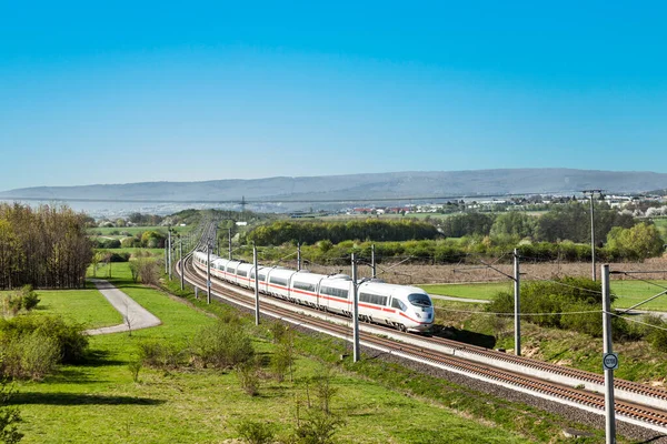 風景の中をフルスピードで走る高速列車 — ストック写真