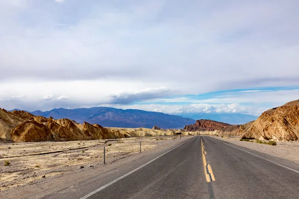 通往死亡谷著名的Zabriskie点的道路 — 图库照片