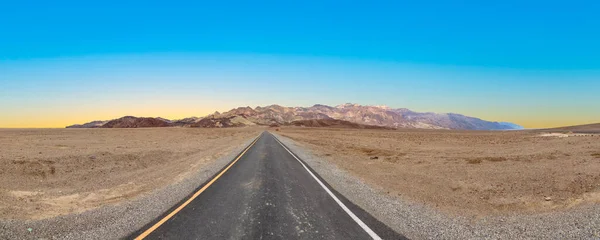 Estrada Cênica Parque Nacional Vale Morte Com Montanhas Céu Azul — Fotografia de Stock