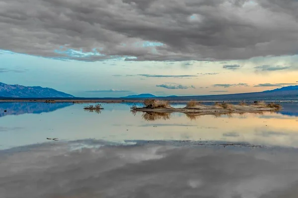 Jezioro Widokowe Pobliżu Doliny Śmierci Ciemnymi Chmurami Parku Narodowym Usa — Zdjęcie stockowe